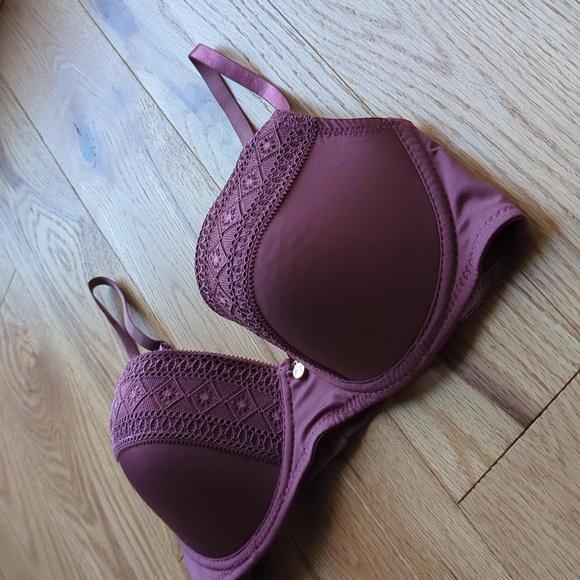 Adrienne Vittadini. Burgendy Lace Trimmed Bra. Size 36C. - Picture 2 of 9